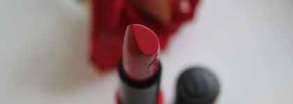 Двое идеальных: Стойкая матовая губная помада Essence Long Lasting Lipstick #14 Adorable Matt. Карандаш для губ Essence Lipliner #14 Femme Fatale