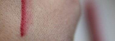 Двое идеальных: Стойкая матовая губная помада Essence Long Lasting Lipstick #14 Adorable Matt. Карандаш для губ Essence Lipliner #14 Femme Fatale