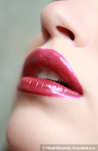 Королева ночи Clarins Joli Rouge Long Wearing Moisturizing Lipstick #717 Plum