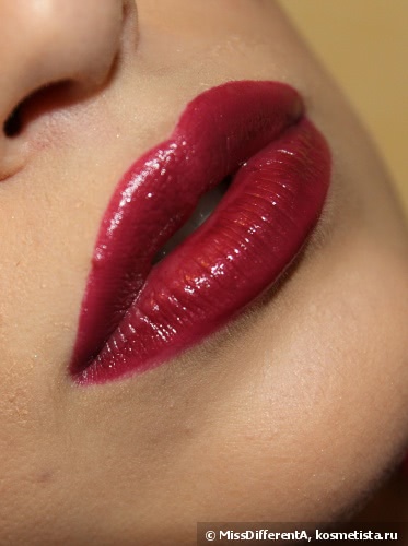 Королева ночи Clarins Joli Rouge Long Wearing Moisturizing Lipstick #717 Plum