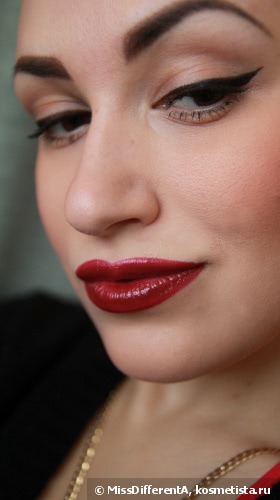 Королева ночи Clarins Joli Rouge Long Wearing Moisturizing Lipstick #717 Plum