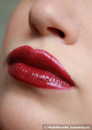 Королева ночи Clarins Joli Rouge Long Wearing Moisturizing Lipstick #717 Plum