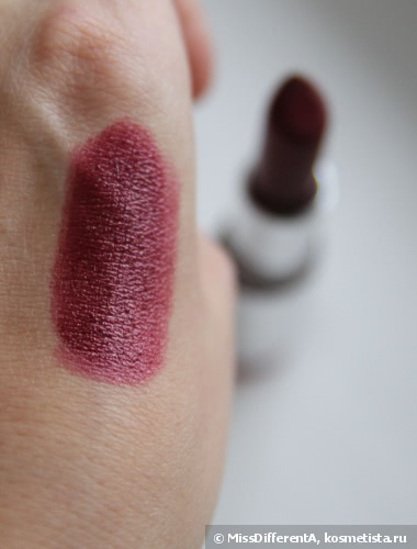 Королева ночи Clarins Joli Rouge Long Wearing Moisturizing Lipstick #717 Plum