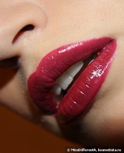 Королева ночи Clarins Joli Rouge Long Wearing Moisturizing Lipstick #717 Plum