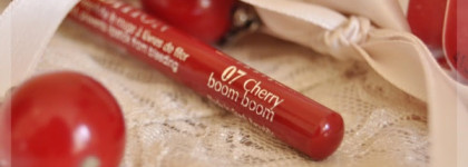 Контурный карандаш для губ Bourjois Levres Contour Edition Lip Liner в оттенке 07 Cherry boom boom. Прекрасная пара для красных помад