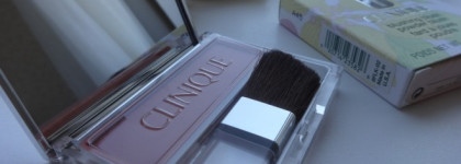 Летние румяна Clinique Blushing Blush в оттенке 102 Innocent Peach