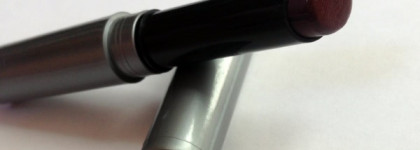 Глоток вина с Carmex Moisture Plus Ultra Hydrating Lip Balm Sheer Plum Tint