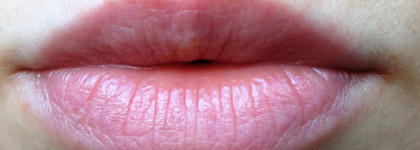 Глоток вина с Carmex Moisture Plus Ultra Hydrating Lip Balm Sheer Plum Tint