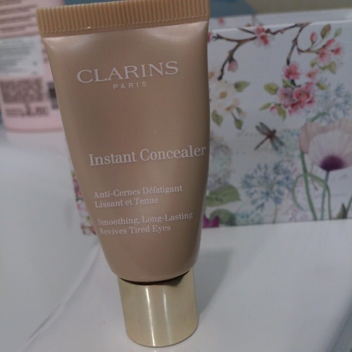 Почти любовь с консилером Clarins instant concealer 01 yellowy-beige