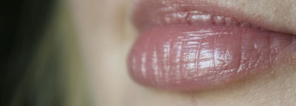 Новинка от Gosh оттеночный бальзам Kiss Me! Moisturizing Lip Balm в оттенке 01 Innocent Kiss