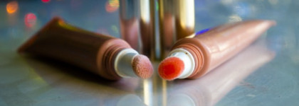 Сравним? Clarins Instant Light Natural Lip Perfector Eclat Minute в оттенке 03 и Catrice Beautifying Lip Smoother в оттенке 010 Sweet Caramel