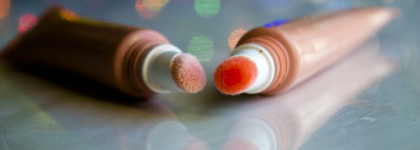 Сравним? Clarins Instant Light Natural Lip Perfector Eclat Minute в оттенке 03 и Catrice Beautifying Lip Smoother в оттенке 010 Sweet Caramel