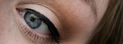 Хорошие базовые тени с весьма неприятным сюрпризом в виде проволоки.