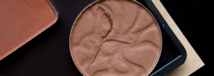 Хорошие базовые тени с весьма неприятным сюрпризом в виде проволоки.