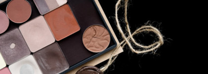 Хорошие базовые тени с весьма неприятным сюрпризом в виде проволоки.