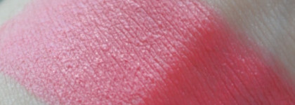 Немного яркости на губах с Guerlain La Petite Robe Noire Deliciously Shiny Lipstick