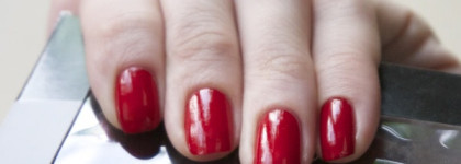 Gwen Stefani for OPI Mini Holiday Stars: What's Your Point-settia? / HR F09, Red Fingers&Mistletoes / HL 815, Kiss Me - or Elf! / HR F02,  I Carol About You /HR F03