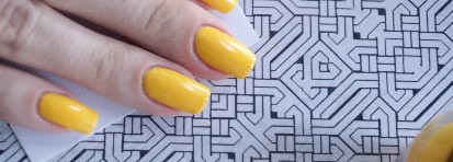 Солнечный маникюр с трафаретами -Поцелуйчики