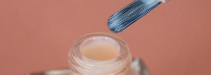 Всегда уместны. Лаки Anny Nail Polish в оттенках №290 Nude и №149.90 Sweater Weather