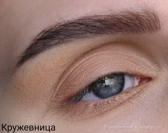 Праздничный макияж с красной стрелкой