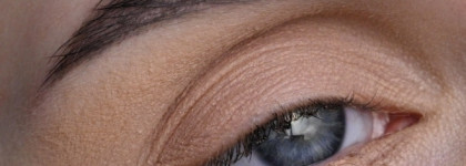 Праздничный макияж с красной стрелкой