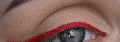 Праздничный макияж с красной стрелкой