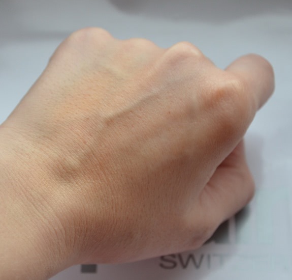 Гладкое личико и защита от солнца с Тонирующим увлажняющим кремом Anti-Aging Hydra Tint SPF 20 от La Prairie в оттенке № 20