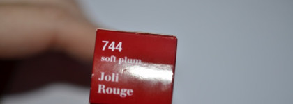 Удачное знакомство с губной помадой Joli Rouge Moisturizing Long-Wearing Lipstick от Clarins в оттенке 744 soft plum