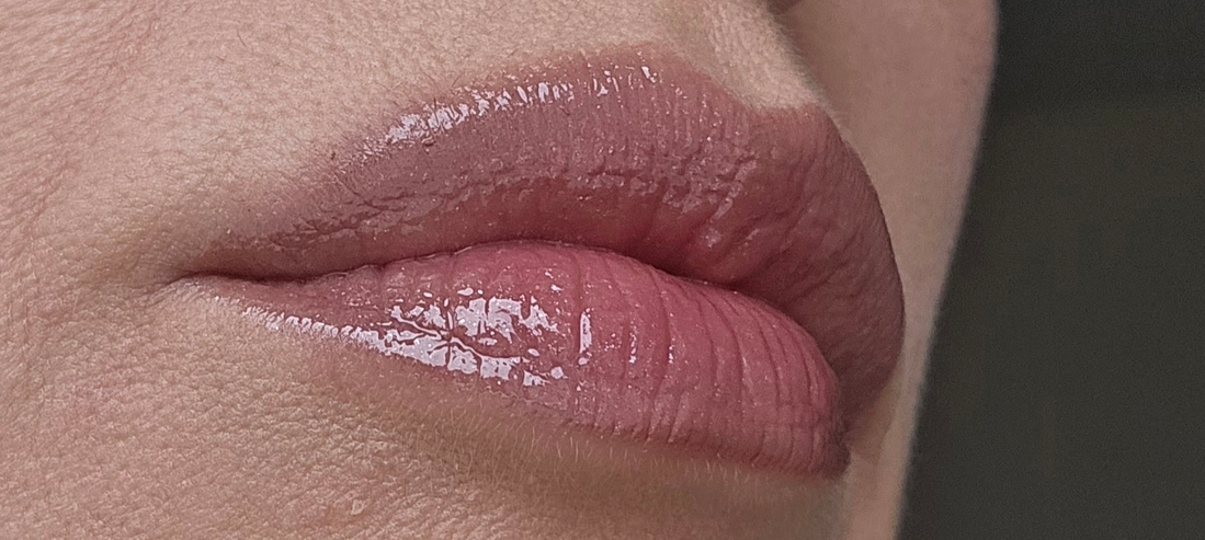 На губах нанесен карандаш в оттенке 07 и блеск для губ Clarins Lip Perfector в оттенке 25 mulberry glow