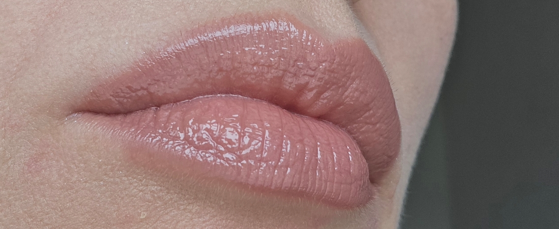На губах нанесен карандаш в оттенке 01 и блеск для губ Artdeco hydra lip booster в оттенке 36