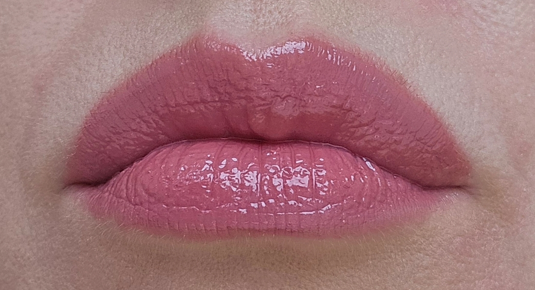 На губах нанесен карандаш в оттенке 06 и L'Oreal Paris Glow Paradise Lip Balm в оттенке 906 Blush Fantasy