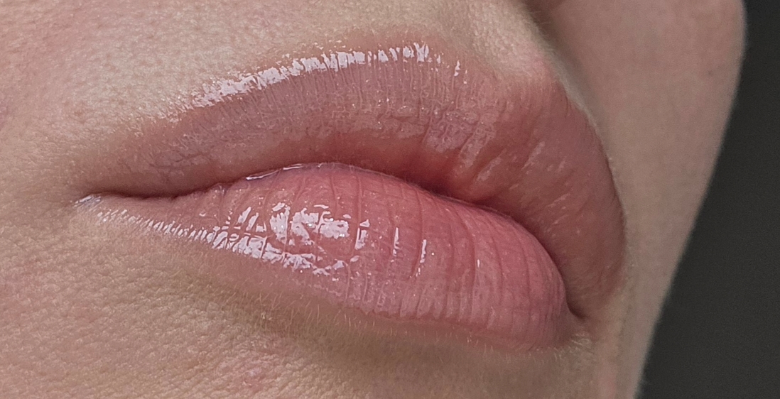 На губы нанесен только блеск