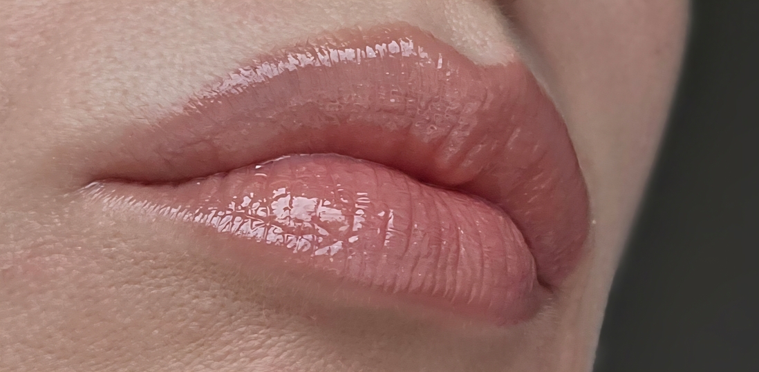 На губах нанесен блеск и карандаш для губ Pupa Vamp! Lip Pencil в оттенке Naked nude 004