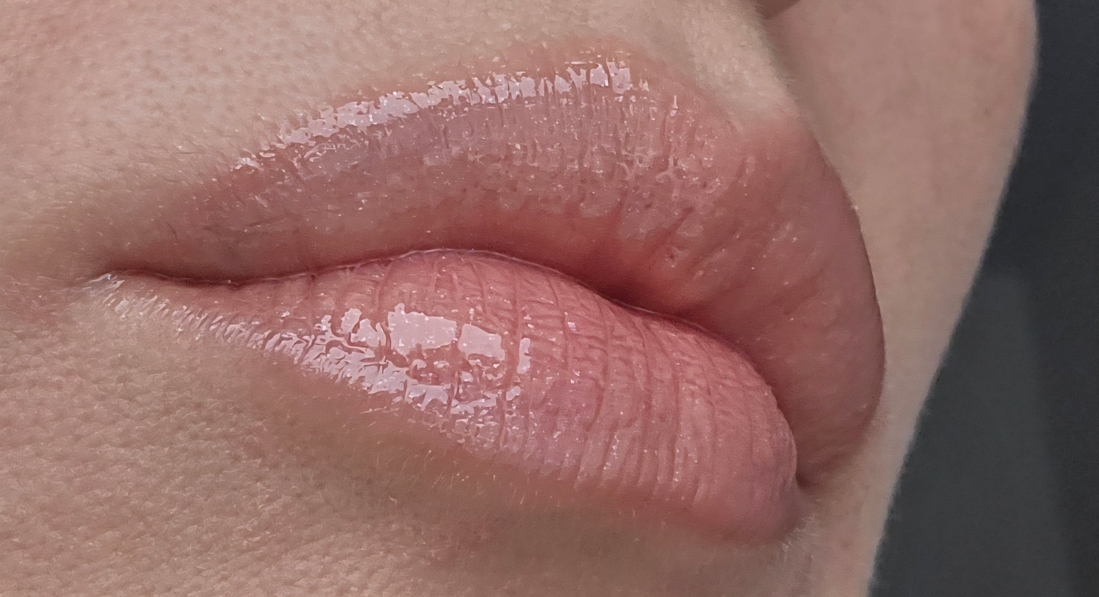 На губы нанесен карандаш и блеск