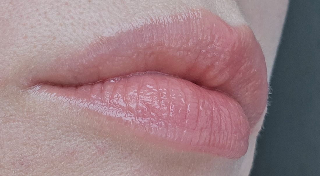 На губы нанесен только блеск