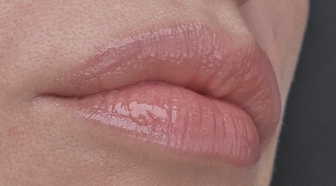 на губы нанесен только блеск