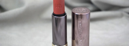 Urban Decay Vice Lipstick, оттенок Carnal. Для тех, кто ищет "теплый яркий" нюд