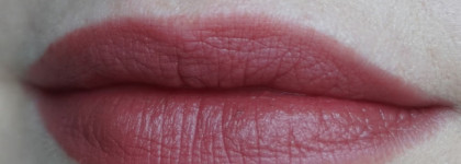 Непростая Charlotte Tilbury Matte Revolution Lipstick in Bond Girl