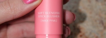 Розовая палочка-выручалочка Missha Soft Blending Stick Brusher в оттенке Milk Pink