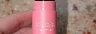 Розовая палочка-выручалочка Missha Soft Blending Stick Brusher в оттенке Milk Pink