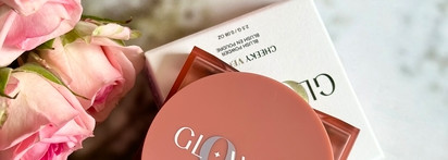 Huda Beauty GloWish Cheeky Vegan Blush Powder 02 Caring Coral