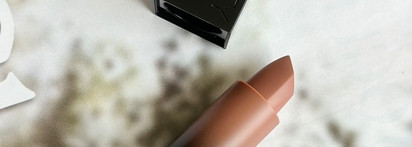 Комфортная Huda Beauty Power Bullet Cream Glow Hydrating Lipstick «Bossy Brown Hustla»