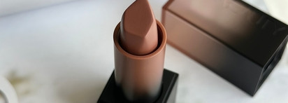 Комфортная Huda Beauty Power Bullet Cream Glow Hydrating Lipstick «Bossy Brown Hustla»