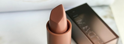 Комфортная Huda Beauty Power Bullet Cream Glow Hydrating Lipstick «Bossy Brown Hustla»