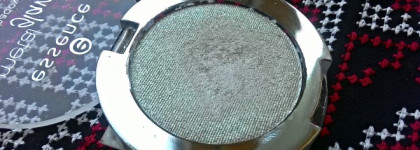 Тени Essence Metal Glam Eyeshadow в оттенках 03 и 08