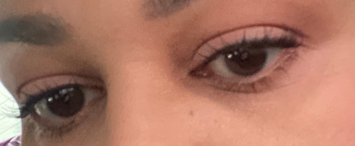 Такой нюдовый оттенок очень хорошо сливается с моим цветом кожи, яркость пропадает из за темного пигмента век