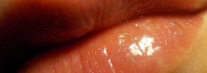 Essence glossy kiss lipbalm 05 berry kiss