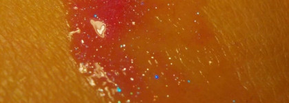 Essence glossy kiss lipbalm 05 berry kiss