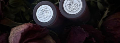 MAC Powder Kiss Liquid Lipcolour в оттенке 993 Pretty Pleats 994 Make Love To The Camera