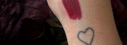 MAC Powder Kiss Liquid Lipcolour в оттенке 993 Pretty Pleats 994 Make Love To The Camera